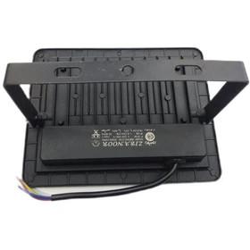 پروژکتور LED زیبانور ۱۰۰ وات، مناسب برای روشنایی محوطه، پارکینگ و فضای باز. ضدآب، با نوردهی قوی و مصرف برق کم. خرید مستقیم از فروشگاه کالا برق خاجی.